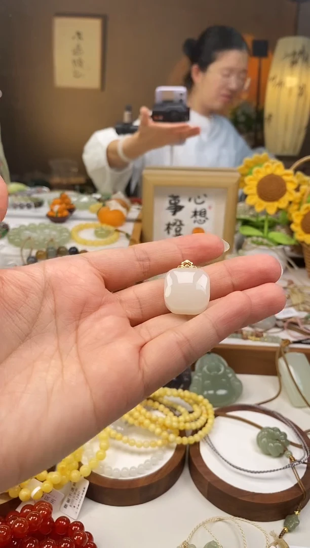 颈饰18K金镶嵌和田玉静*藕粉方糖吊坠