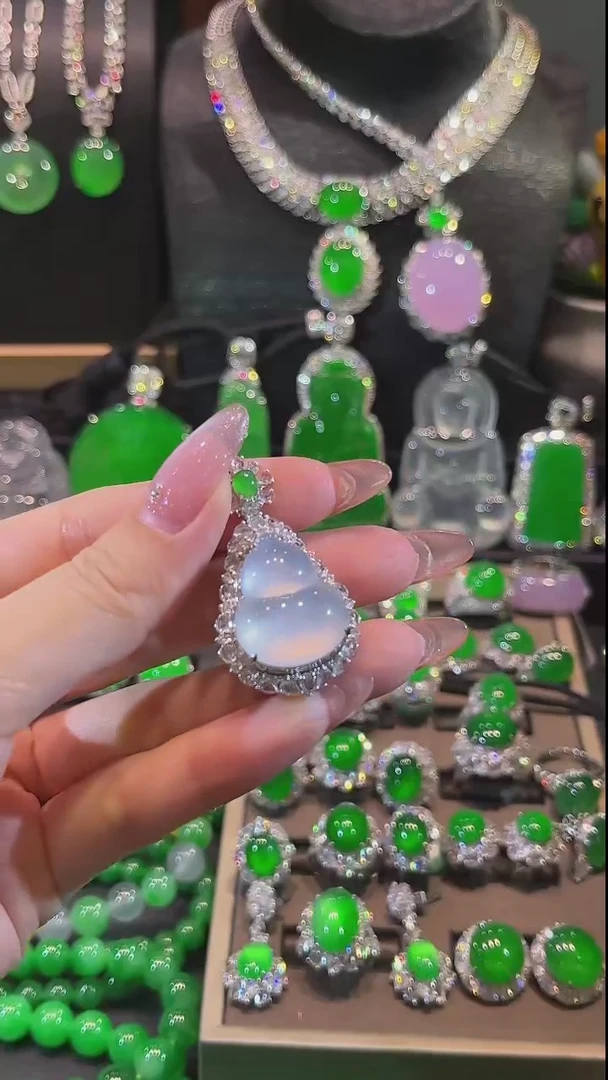 翡翠18K金镶嵌颈饰吊坠