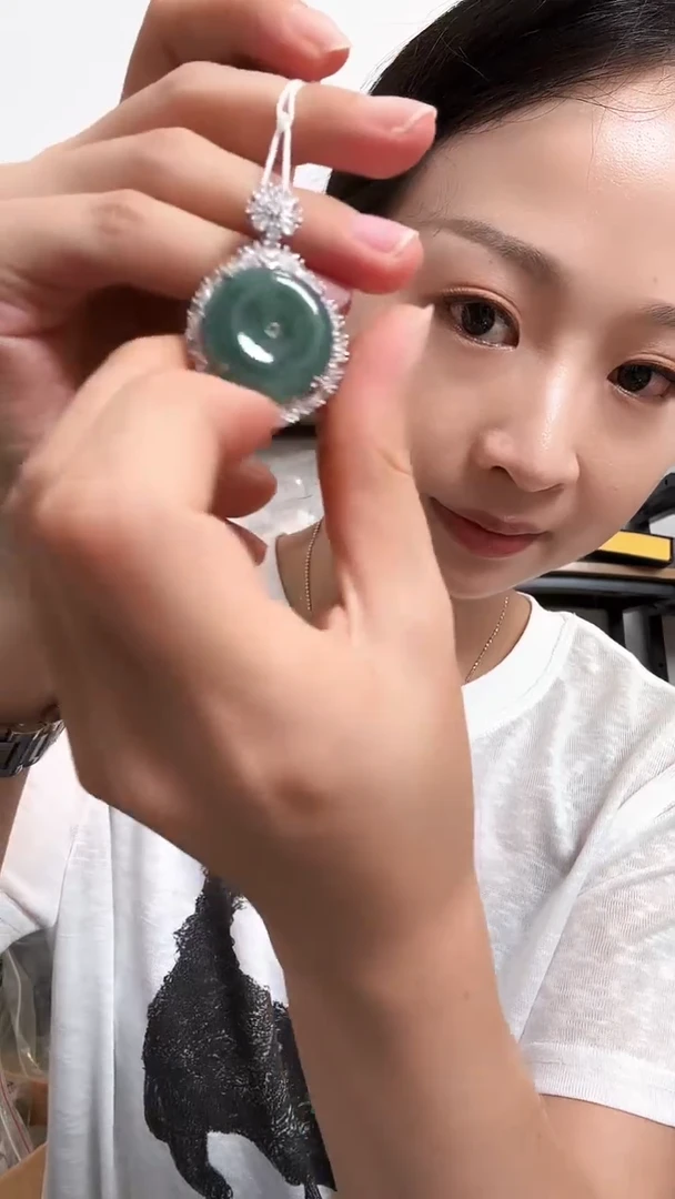 翡翠未镶嵌颈饰平安扣