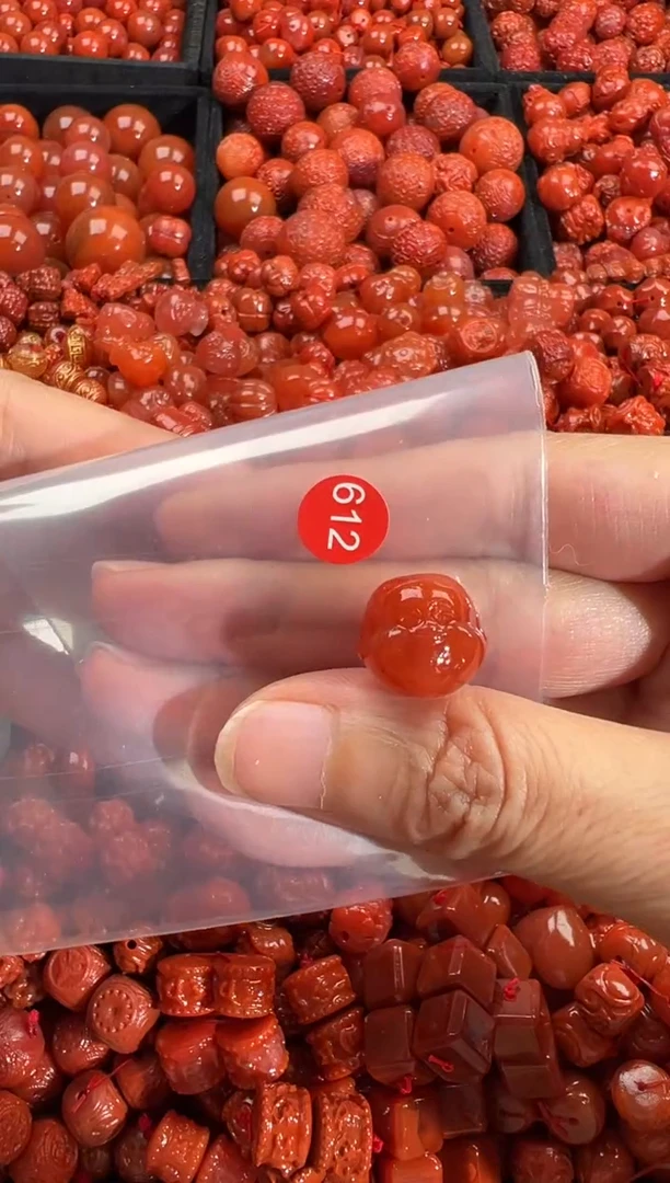 南红玛瑙未镶嵌颈饰1