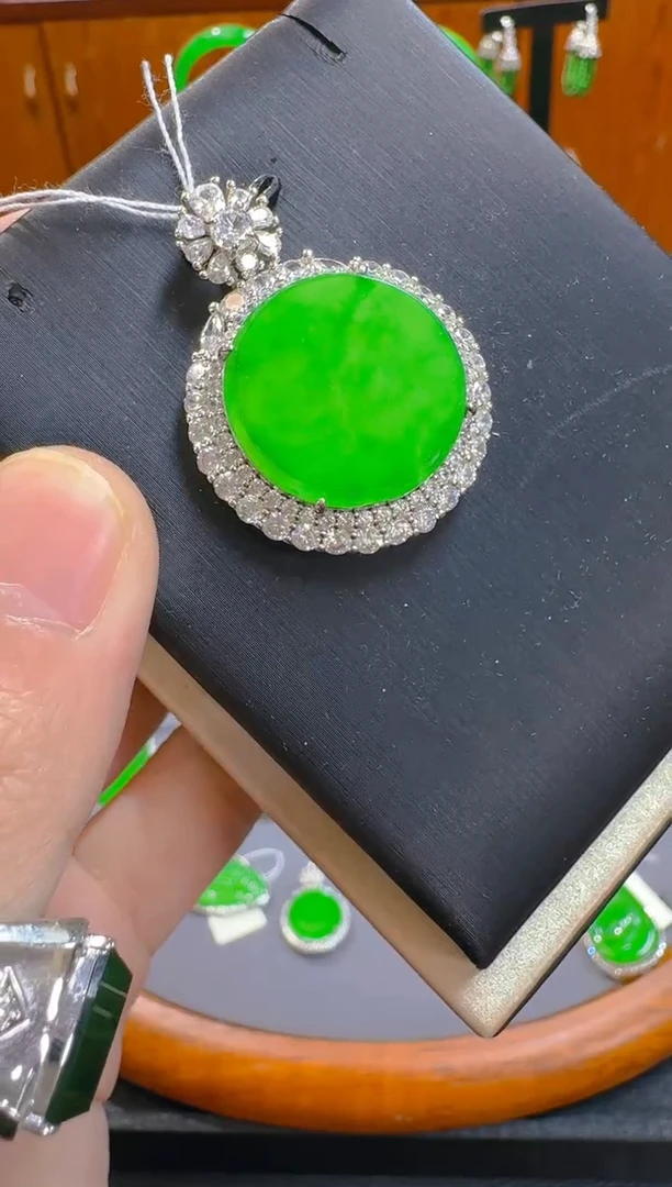 【闪购商品】翡翠吊坠(赠链)银S925镶嵌天然A货翡翠