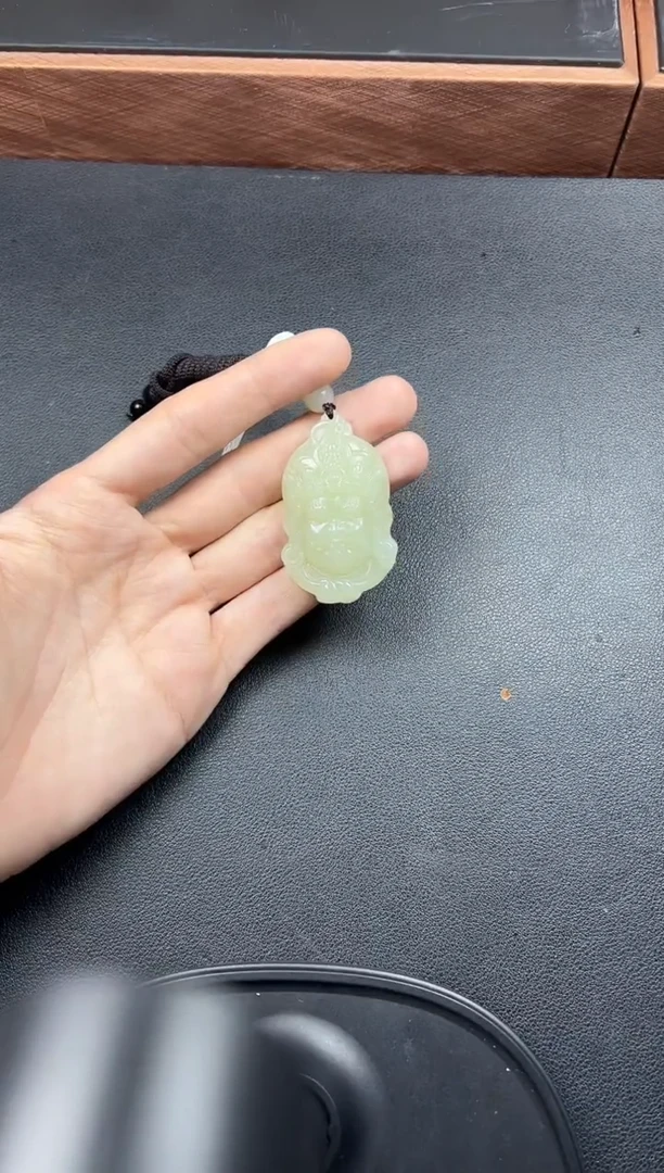 吊坠(赠链)未镶嵌和田玉且末微色差迪克兰二细吊坠