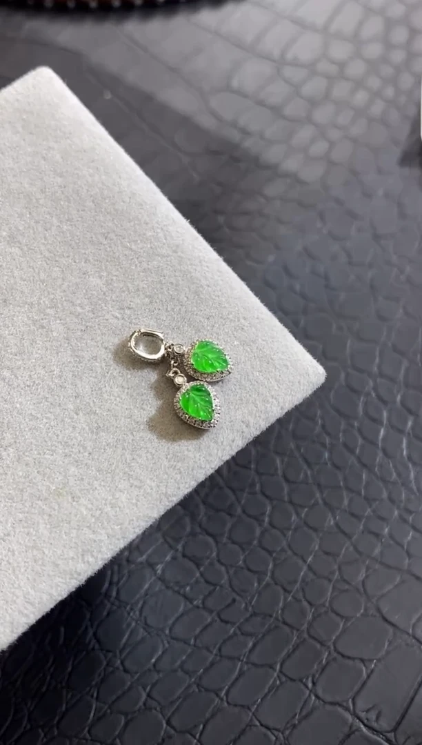 颈饰18K金镶嵌翡翠收到货48小时鉴赏期（超时不退不换）