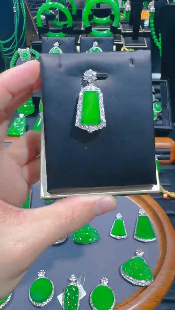 【闪购商品】翡翠吊坠(赠链)银S925镶嵌天然A货翡翠