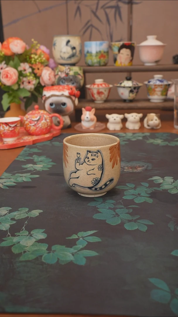 刘十三   优雅猫猫手握杯