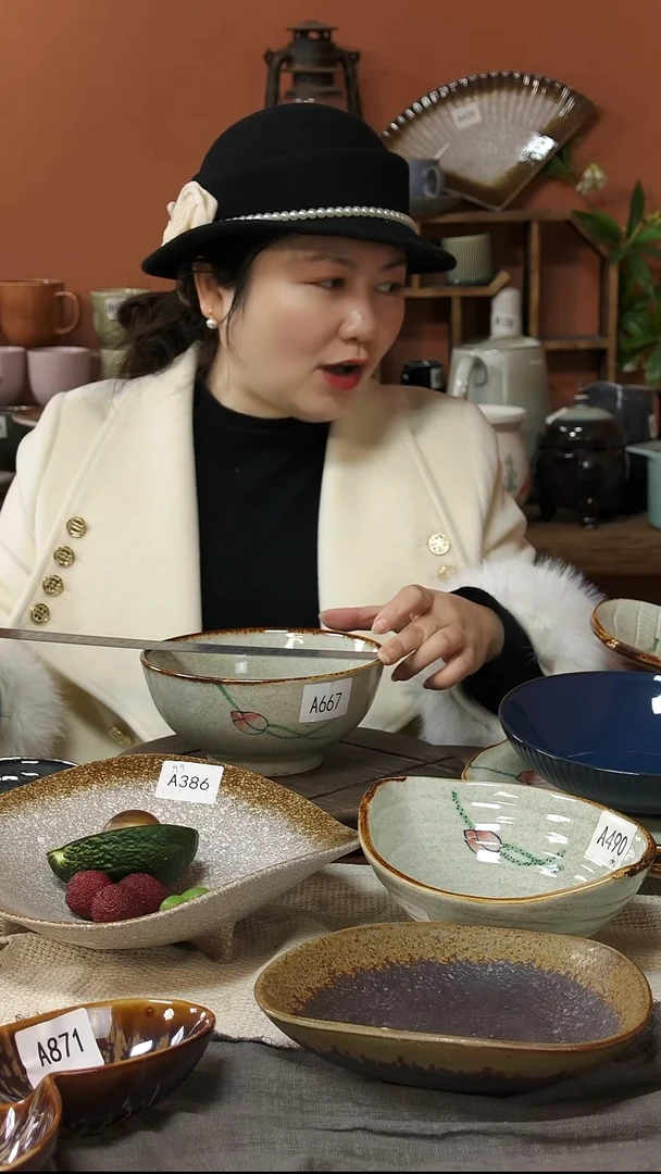 陶瓷A667 一只手绘荷花黑点18*8.5碗可能微瑕18*8.5