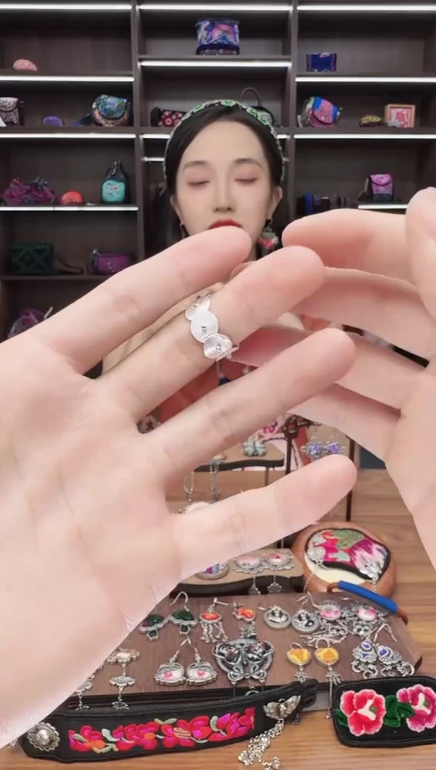 织绣39蒙阿苏苗绣传承店