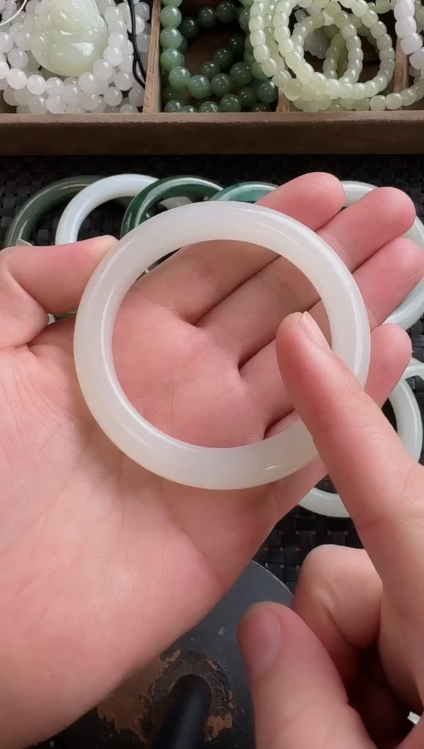 颈饰未镶嵌和田玉圈口57白冰手镯