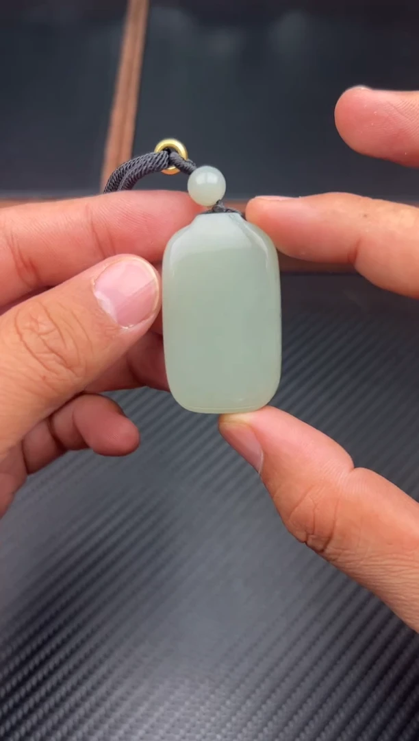 颈饰未镶嵌和田玉且末微色差近矿吊坠
