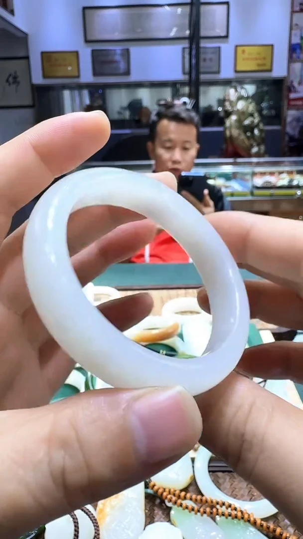 未镶嵌手镯和田玉手镯