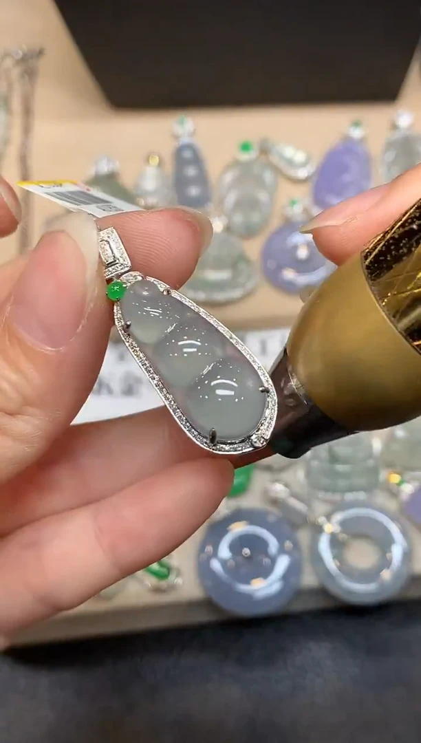 颈饰18K金镶嵌翡翠【无服务费