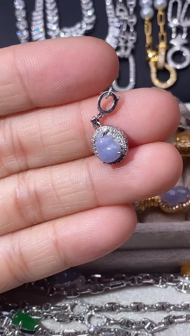 颈饰18K金镶嵌翡翠吊坠