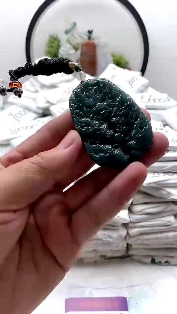 翡翠未镶嵌颈饰九龙