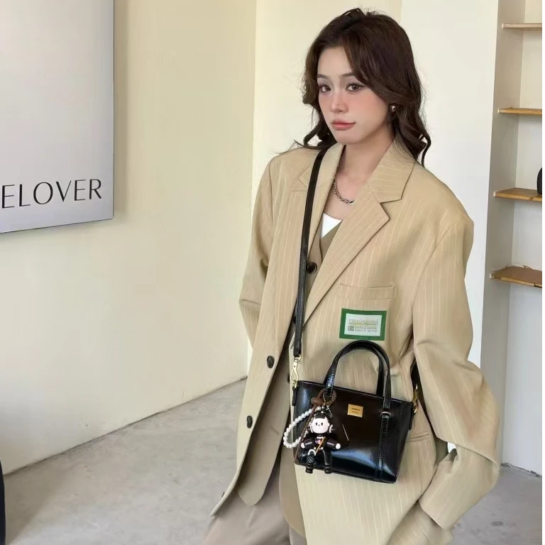 2025新款百搭通勤单肩斜挎复古油蜡皮菜篮子手提包小众设计简约