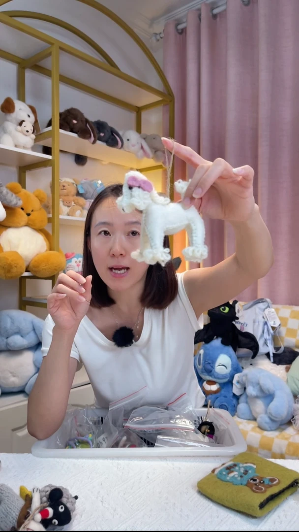 毛绒羊毛毡贵宾狗