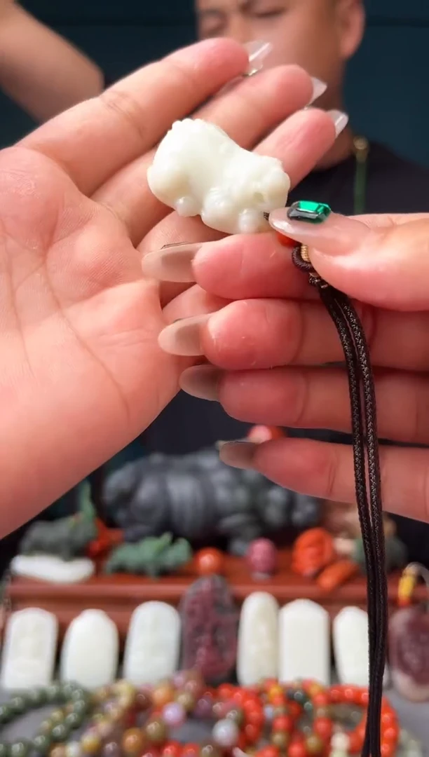 和田玉未镶嵌颈饰吊坠