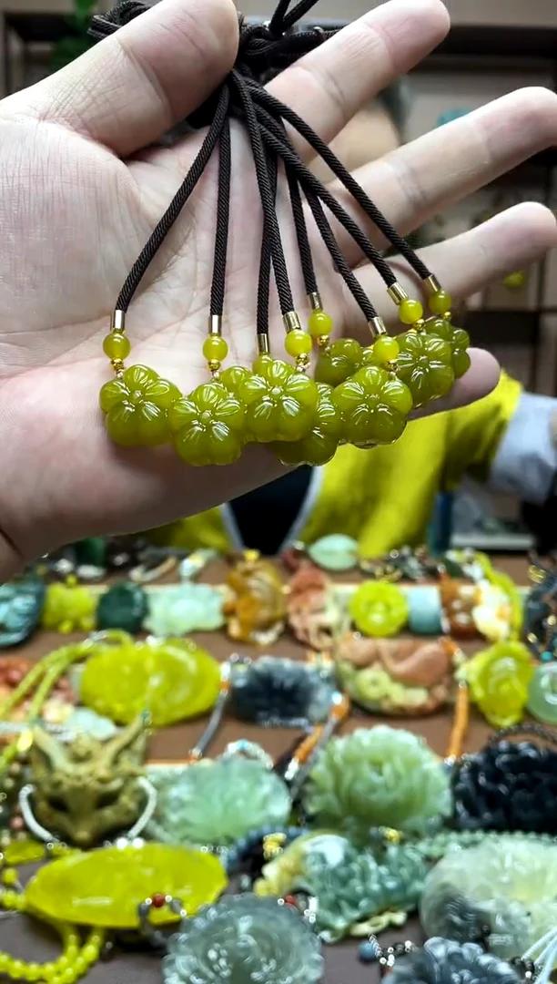 未镶嵌岫玉颈饰多样性发货发其中之一