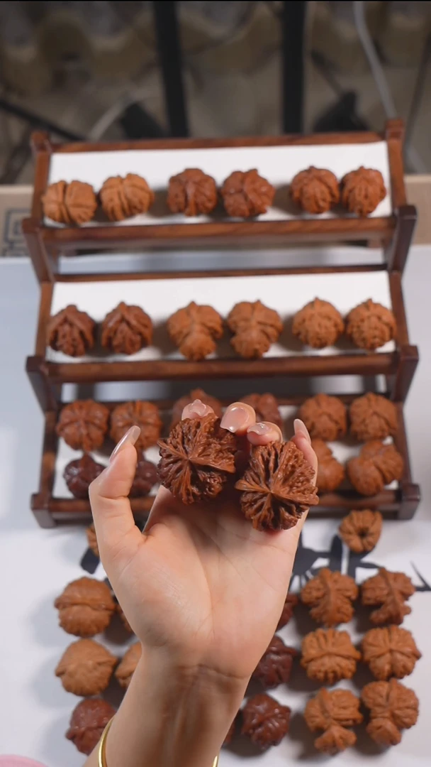 文玩核桃把件凹底四棱