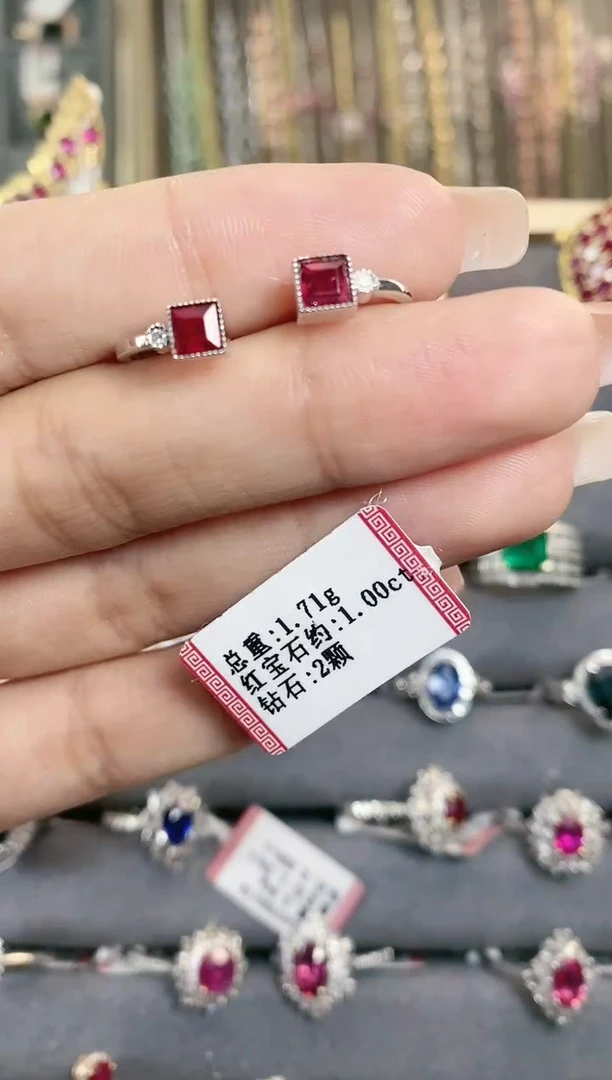 耳饰18K金镶嵌红宝石·
