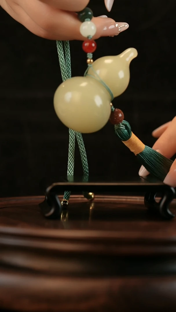 云南石竹叶青雕刻：福禄流苏挂件