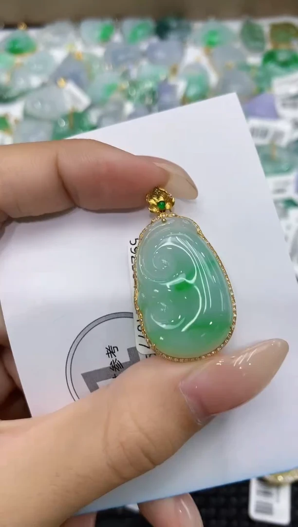颈饰18K金镶嵌翡翠111111111111