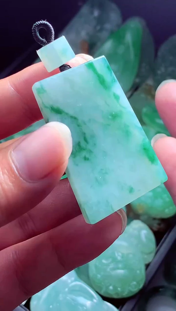 未镶嵌定制翡翠八****?翡翠毛货定制
