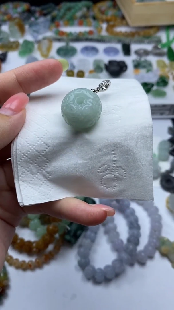 翡翠挂件未镶嵌翡翠