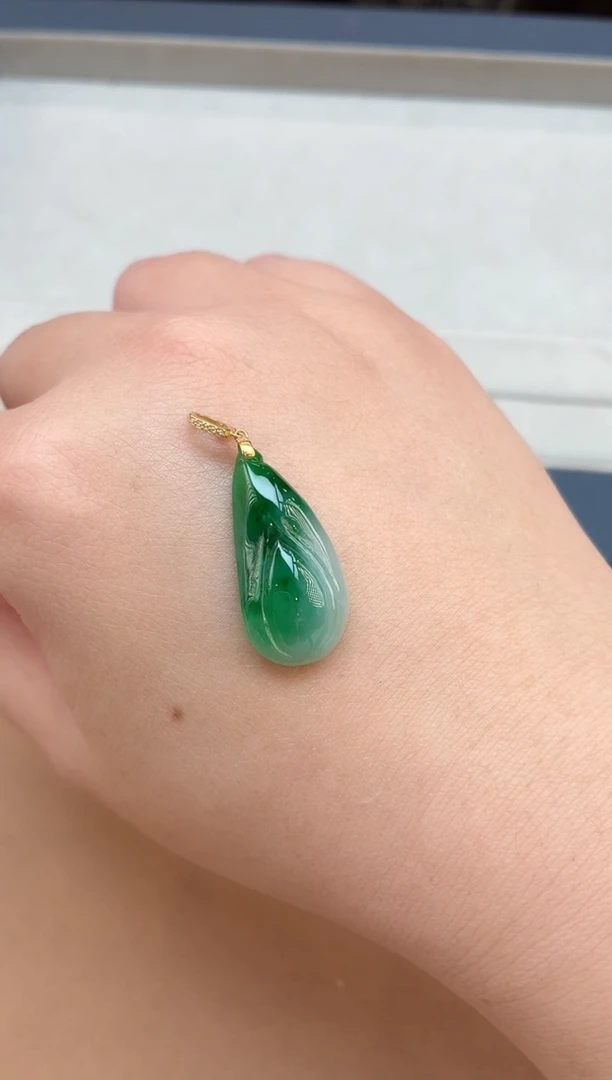 颈饰18K金镶嵌翡翠挂件