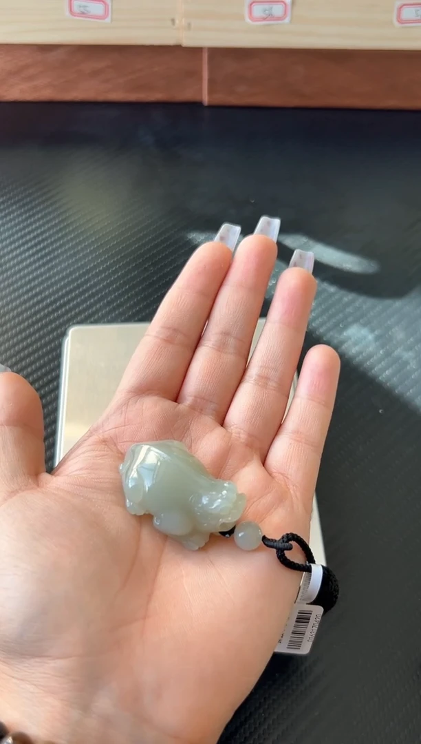 吊坠(赠链)未镶嵌和田玉且末微色差近矿吊坠