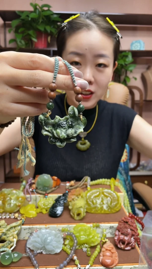 未镶嵌蛇纹石玉颈饰·