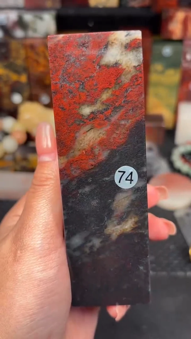 玉 桂林鸡血玉摆件 编号：74