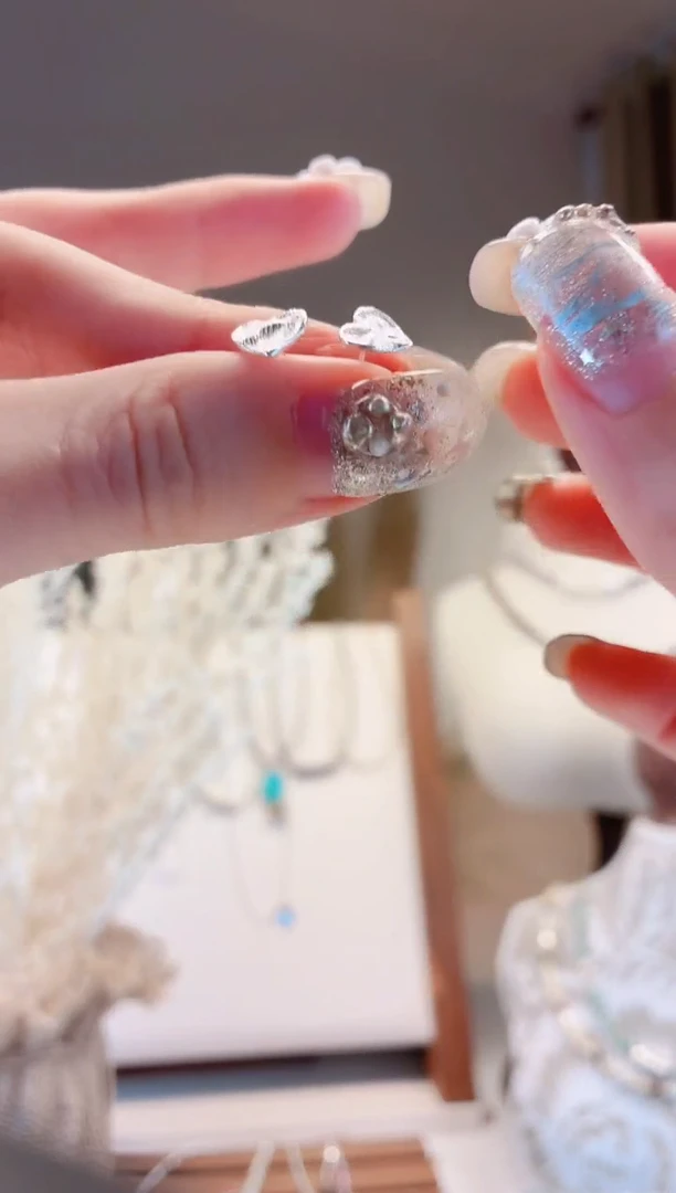 无925银2455爱心耳钉