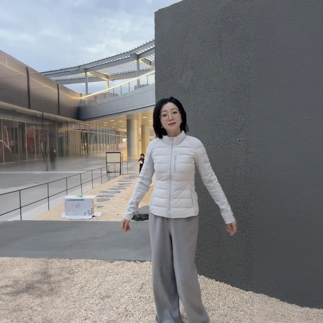 冬季新款韩版时髦简约90白鹅绒纯色短款蓬松保暖外套女