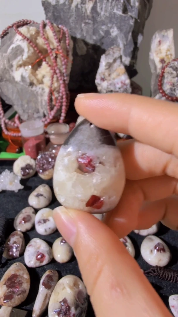 天然辰砂秋**祥天然辰砂天然朱砂大晶砂随行吊坠