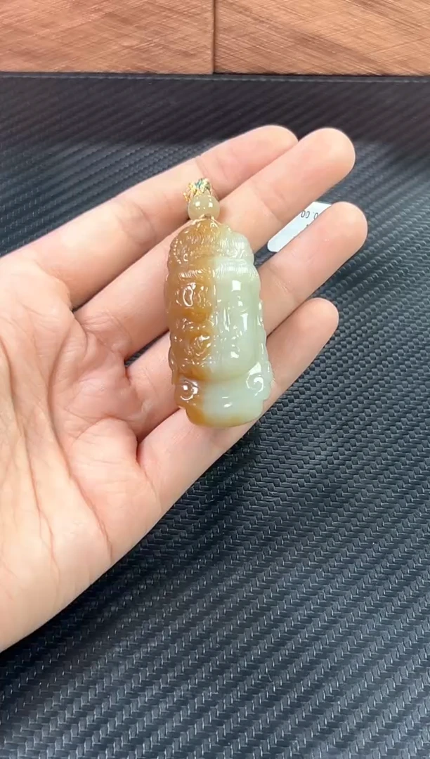 吊坠(赠链)未镶嵌和田玉若羌微色差