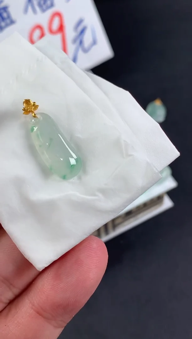 颈饰18K金镶嵌翡翠天*色翡翠