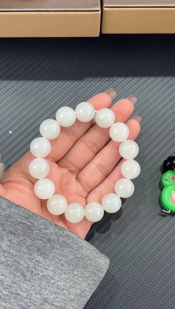 未镶嵌手串和田玉黑山微色差卡14M