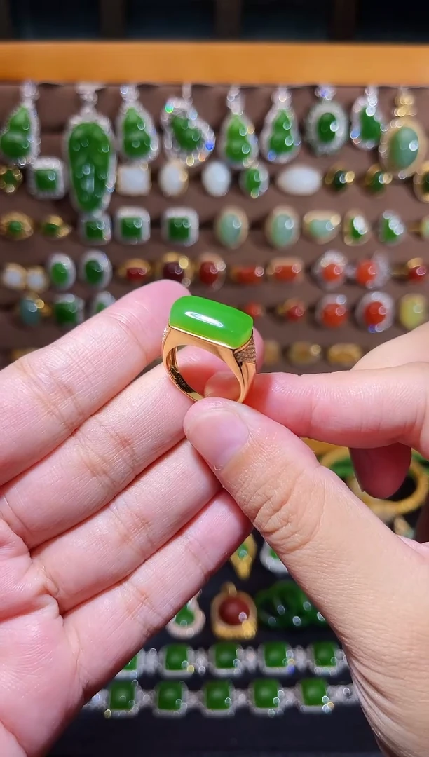 和田玉18K金镶嵌颈饰苹果绿厚金镶嵌马鞍戒指