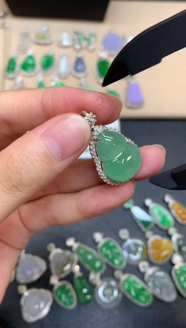 颈饰18K金镶嵌翡翠葫芦【无服务费