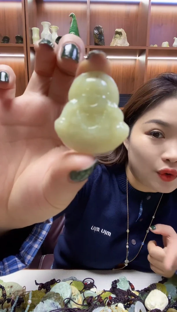 未镶嵌蛇纹石玉吊坠