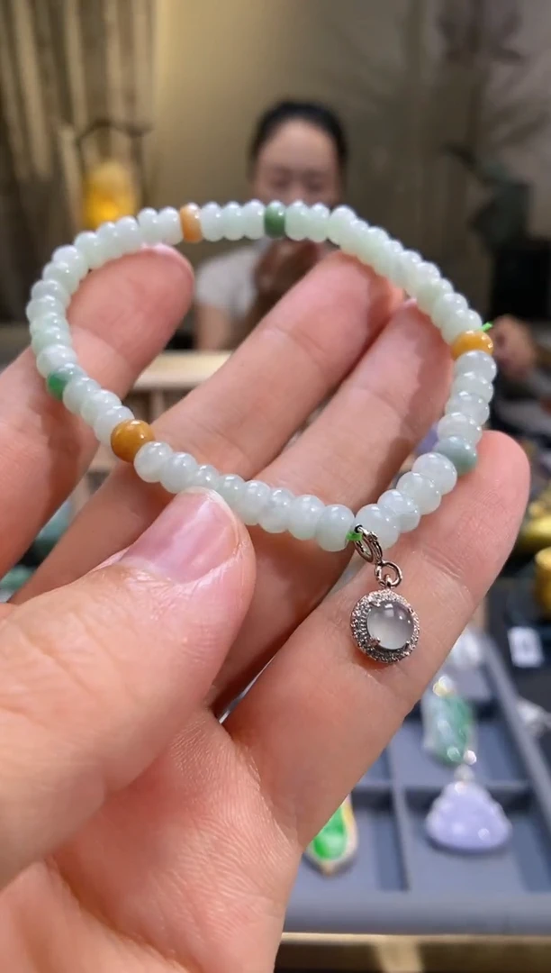 翡翠未镶嵌吊坠(不含链)手串一条