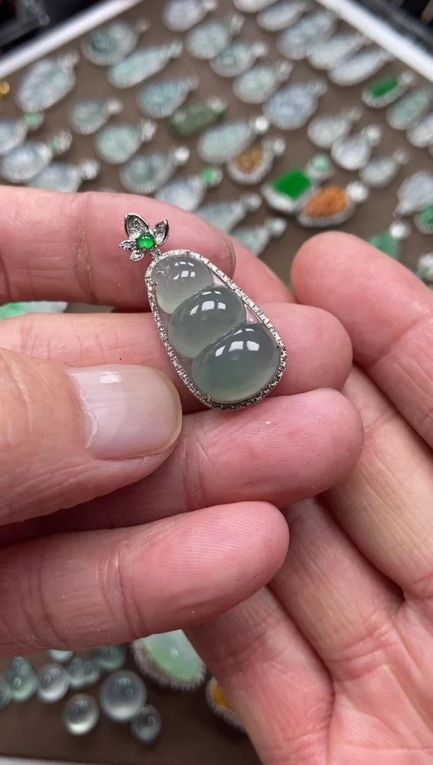 【闪购商品】翡翠颈饰18K金镶嵌葫芦