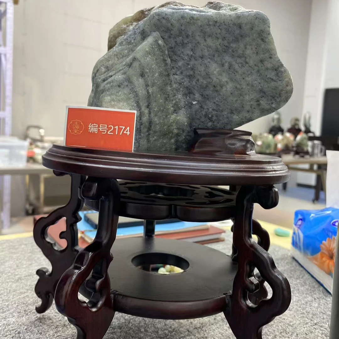新疆玉料原石发一件编号带底座2174