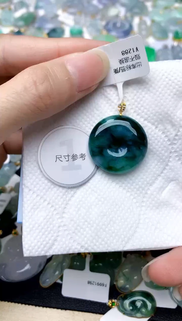颈饰18K金镶嵌翡翠天然A货翡翠