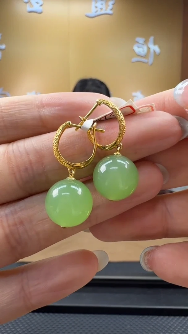 颈饰18K金镶嵌和田玉耳饰一对