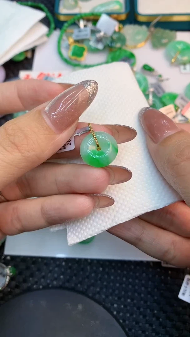 颈饰18K金镶嵌翡翠1