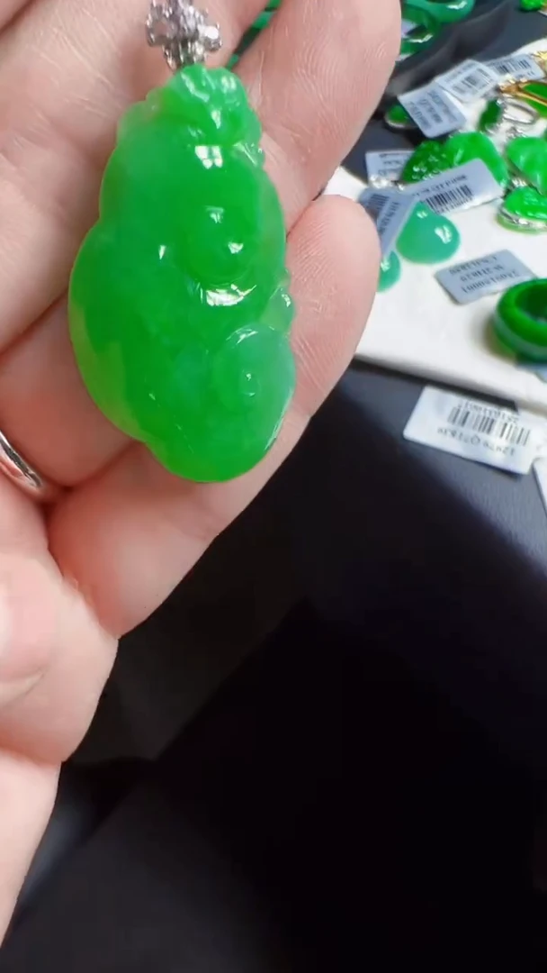 颈饰18K金镶嵌翡翠如意