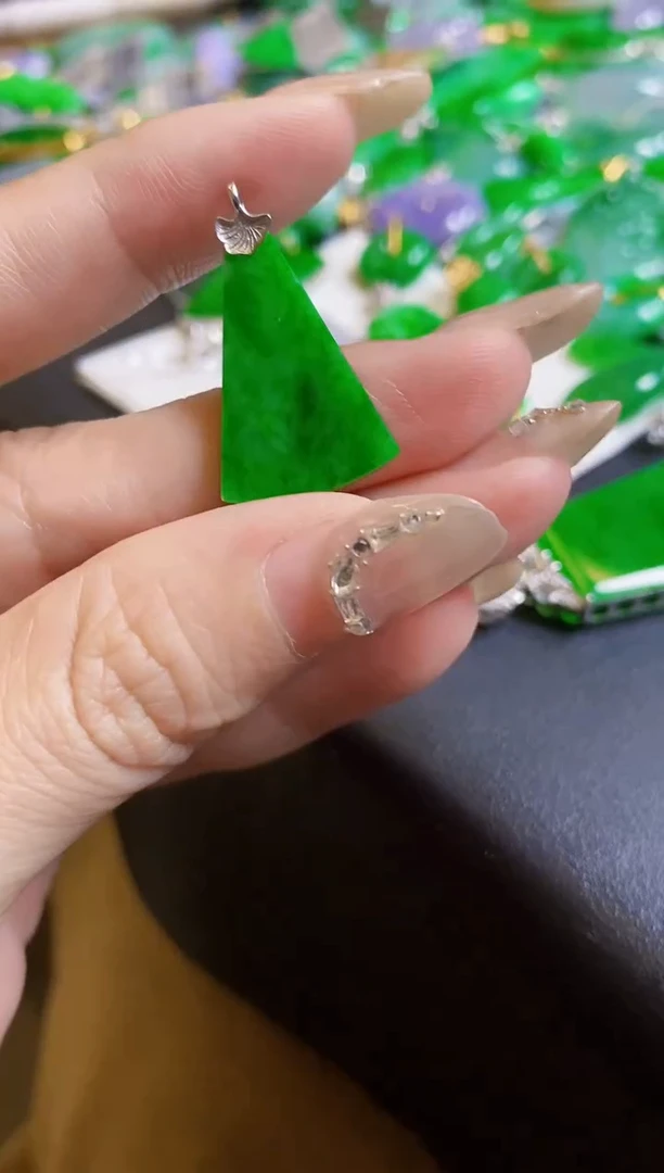 【闪购商品】翡翠颈饰18K金镶嵌吊坠