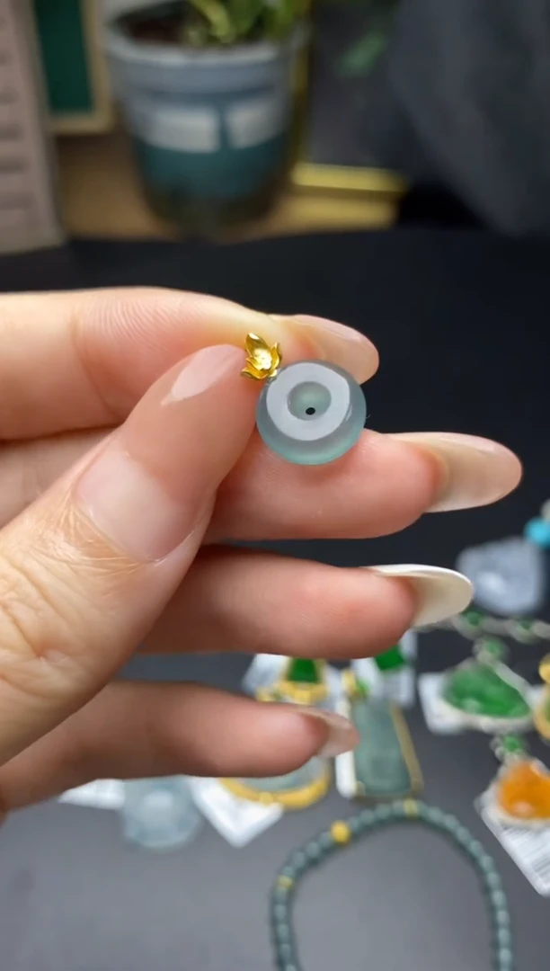 颈饰18K金镶嵌翡翠平安扣