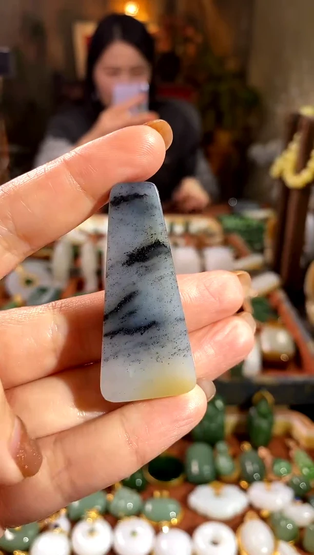 吊坠(赠链)未镶嵌和田玉.